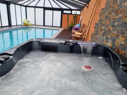 Beaurepaire-sur-Sambre Maison | Gîte de charme avec piscine, spa et sauna - Tout inclus, à Beaurepaire-sur-Sambre, Parc Naturel Avesnois - FR-1-510-213