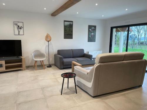 Saint-Georges-du-Rosay Maison | Gîte de charme près du Mans, tout équipé avec espace extérieur, garage, et confort moderne - FR-1-410-385