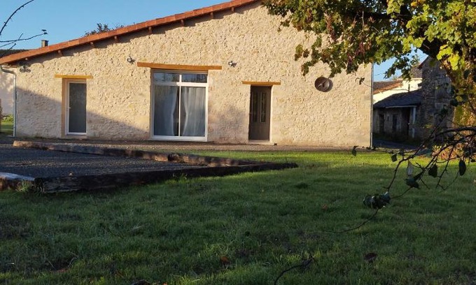 Saint-Maurice-la-Clouere Maison | Gîte de la Treille
