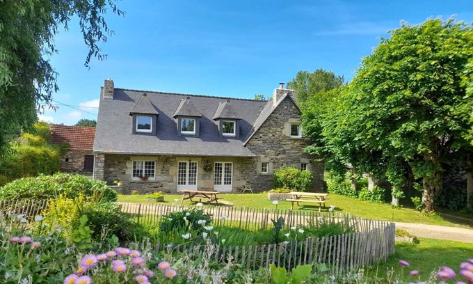 Sainte-Seve Maison | Gîte de la Fontaine Blanche 14 personnes