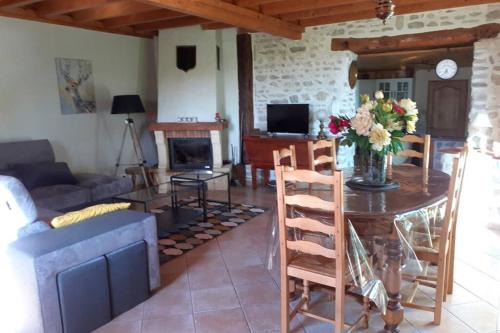 Saint-Clement-de-Regnat Maison | Gîte des Billaudes