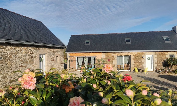 Plouigneau Maison | Gîte familial de La Grande Hermine à moins de 17 min. des plages de Locquirec.