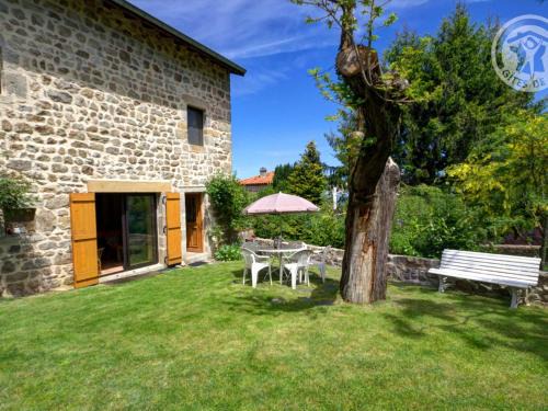 Marols Maison | Gîte familial en pierre avec jardin, près des chemins de randonnée et forêts, idéal détente et nature - FR-1-496-1
