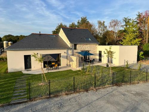 Nort-sur-Erdre Maison | Gîte familial rénové près du Canal de Nantes avec jardin, terrasse, wifi et chambres mansardées - FR-1-306-1263