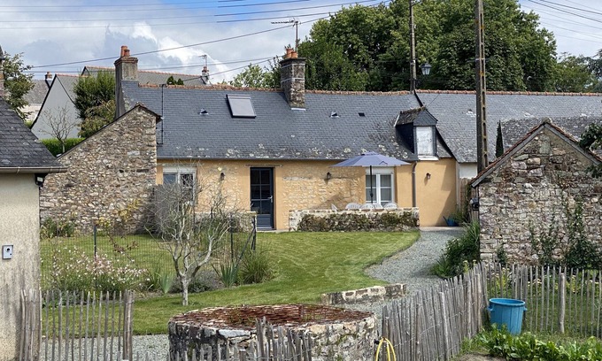 Sainte-Suzanne-and-Chammes Maison | Gîte du Petit Rocher SAINTE SUZANNE proche du centre historique