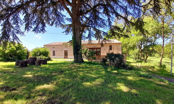 Roumagne Maison | Gîte Honey House - A honey-sweet getaway.