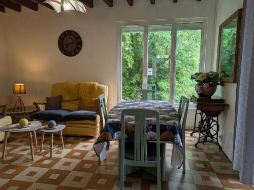 Dampierre-en-Burly Maison | Gîte indépendant avec terrasse et accès direct au lac - FR-1-590-223