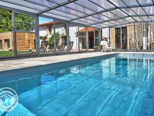 Saint-Germain-Lespinasse Maison | Gîte isolé avec piscine chauffée, spa, sauna et étang privé à 15 km de Roanne - FR-1-496-6