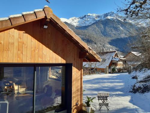 Saint-Mury-Monteymond Chalet De Ski | Gîte l'Eterlou - Chalet cosy avec jardin et vue sur Belledonne