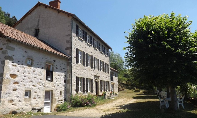 Lorcieres Cottage | Gîte Margeride 2 pers, animaux acceptés, TV, BBQ, cuisine, draps en option