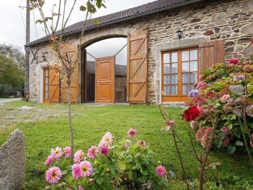 Ferrieres-sur-Sichon Maison | Gîte montagnard avec 3 chambres, jardin clos, terrasse couverte, animaux acceptés, proche Vichy. - FR-1-489-101