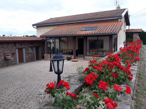 Saint-Victor-sur-Rhins Maison | Gîte panoramique avec jardin et cour fermée, proche Roanne et lac des sapins, idéal nature et calme - FR-1-496-233