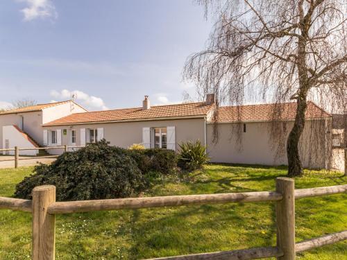 Saint-Hilaire-de-Chaleons Maison | Gîte rénové près de la mer avec jardin clos, cheminée, Wifi et équipements bébé inclus. - FR-1-306-879
