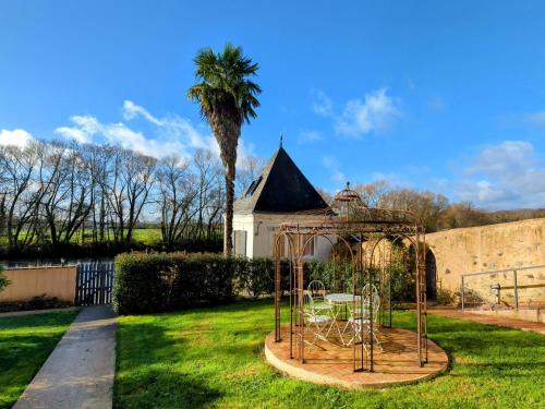Sable-sur-Sarthe Maison | Gîte rénové au bord de la Sarthe, calme et parking privé - FR-1-410-460