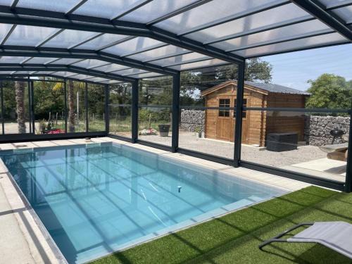 Couzon Maison | Gîte rénové avec piscine chauffée couverte, climatisation, proche randonnées et attractions locales - FR-1-489-471