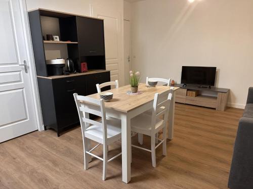 Saint-Bonnet-de-Four Maison | Gîte rural avec animaux, Wi-Fi, parking, proche nature - FR-1-489-561