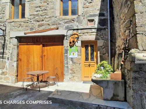 Sauvain Maison | Gîte spacieux à Sauvain avec garage et vues historiques - FR-1-496-353