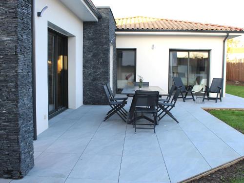 La Haie-Fouassiere Maison | Gîte spacieux avec jardin, spa, babyfoot et parking privé - FR-1-306-1292