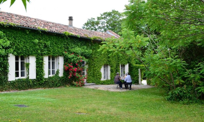 Lignieres-Sonneville Maison | Gîte spacieux avec jardin, piscine, cheminée, et équipements bébé au cœur des vignes du Cognac - FR-1-653-59