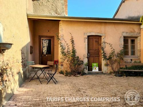 Saint-Haon-le-Chatel Maison | Gîte spacieux de 11 lits avec cour privative dans un village historique calme et pittoresque - FR-1-496-252