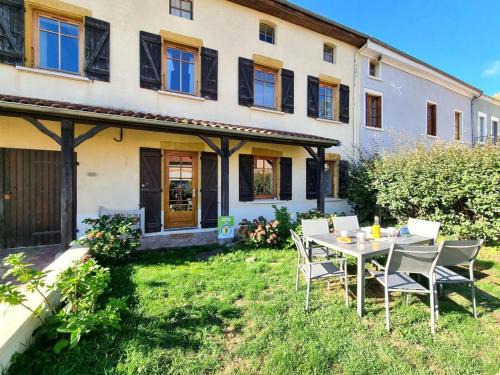 Saint-Haon-le-Chatel Maison | Gîte spacieux à Saint-Haon-le-Châtel, animaux acceptés - FR-1-496-371