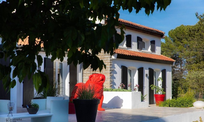 Bagard Cottage | Gite Starck,2 cham, sdb, coin rep,salon, TV, Internet Parking, piscine