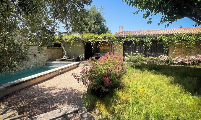 Lagnes Maison | Gîte tout confort - jardin et piscine chauffée