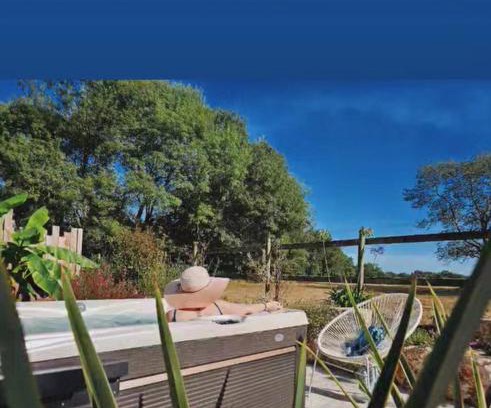 Sallertaine Maison | Gîtes de charme "l'écrin de Vendée" jacuzzi privatif, piscine chauffée, prestations bien être, vélos à 10 mn de l'océan sur 3,5 h de verdure
