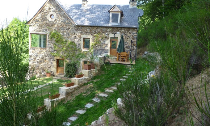 Sainte-Eulalie-d'Olt Maison | gîtes des louzets pleine nature maison traditionelle Aveyronnaise en pierre