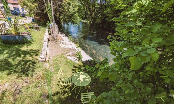 Val-de-Vesle Appartement | Gîtes Sérénaé avec vue sur rivière