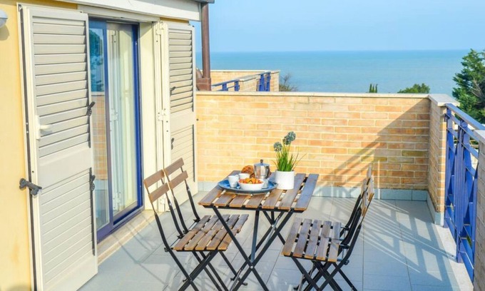 Foggetta Appartement | G.Bay C28 - Second floor apartment with balcony and hill view