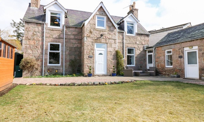 Ballater Maison | GAIRNLEA HOUSE, family friendly, with open fire in Ballater