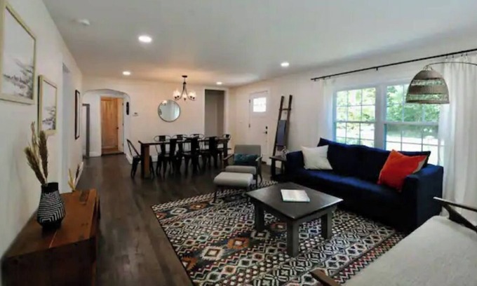 La Porte Maison | Galena House—Gorgeous 6 BR, 10 min to Three Oaks!