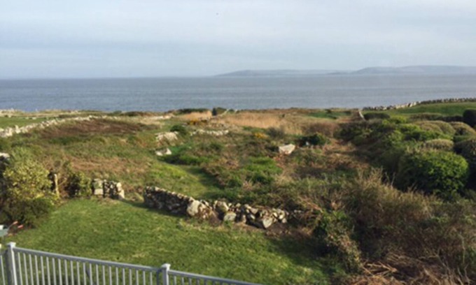 Galway Maison | GALWAY - UNIQUE- OCEANFRONT - 4 BED 8P - BARNA - WALK TRO OUR GARDEN TO OCEAN.