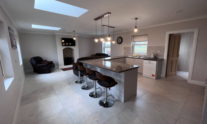 County Galway Maison | New Athenry House overlooking The fields of Athenr