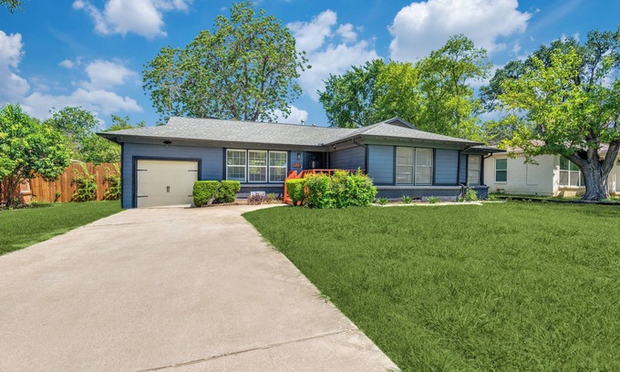 South Arlington Maison | Game Day Oasis Hot Tub I Pool table I Mini Golf