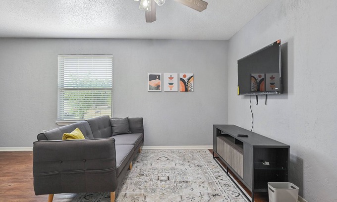 College Station Appartement | Game Day sQaud - 4 Units 5 min from Kyle Field! Pet & Large Group Friendly!