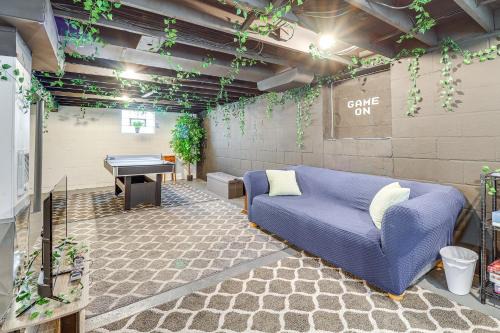 West Mifflin Maison | Game Room and Fire Pit West Mifflin Home!