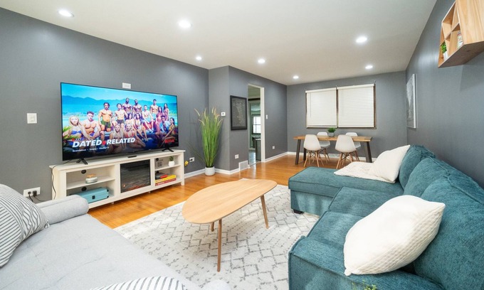 Palos Hills Maison | Game Room, Basketball Court, Fire Pit and more!