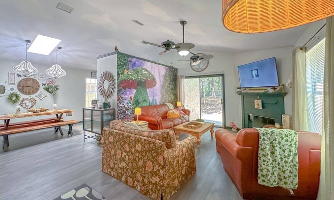 Tallahassee Maison | Game Room-Dogs-Fence yrd- King Bed