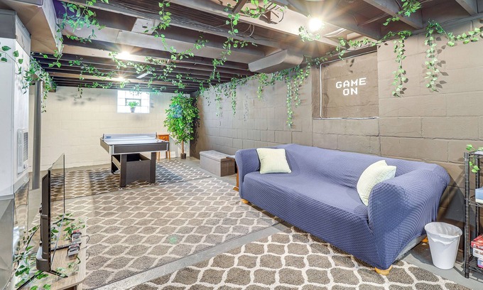 West Mifflin Maison | Game Room & Fire Pit: West Mifflin Home!