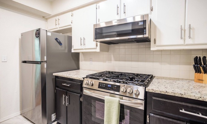 Central Oklahoma City Maison | Gameroom/Fireplace/Bar/Backyard/Pet Friendly- Home in Adventure District of OKC
