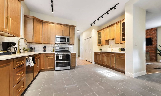 Point Breeze North Maison | FREE Parking+Games+BBQ+Netflix Near Bakery Square