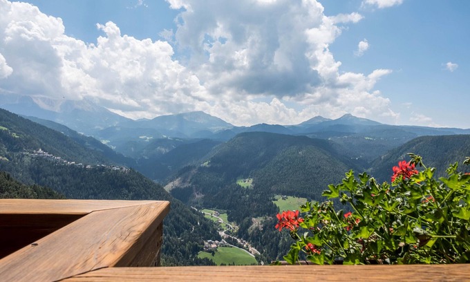 Cornedo All'isarco Appartement | "Gamperhof - Appartement Latemar", avec vue sur les montagnes, jardin et Wi-Fi.