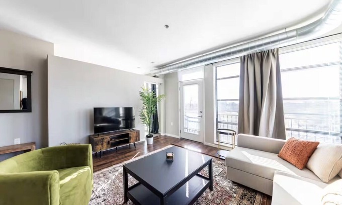 DeBaliviere Place Appartement | Garage Parking Cozy Central West End Condo