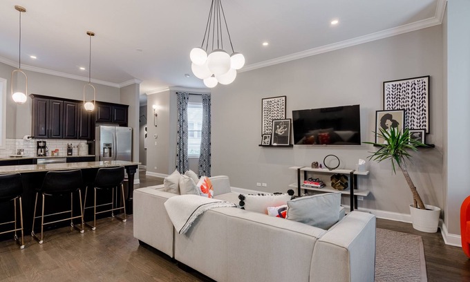 Tri-Taylor Copropriété | GARAGE PARKING! Stay in, Walk to Great Local Spots, Grab the CTA, or Hop on I-290 - the Perfect Location for All Your Adventures by AllSet Turnover