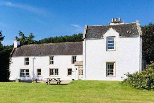 Fochabers Maison | Garbity Farmhouse - beautiful 6-bedroom Farmhouse with open fires