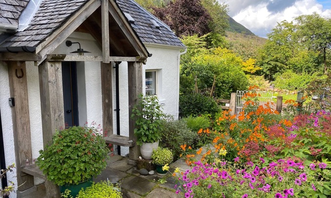 West Laroch Cottage | Cozy Garden Cottage pour deux près de la mer et avec vue sur Ben Nevis.