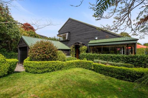 Waipahihi Maison | Garden Grove - Taupō Holiday Home