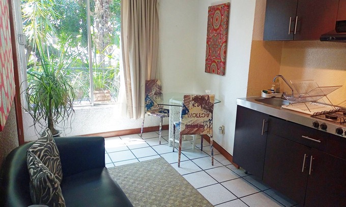 Guadalupe Inn Appartement | MAISON DE JARDIN 1 CAC / LIT DOUBLE / SALLE DE BAIN COMPLÈTE / CUISINE / SALON ET SALLE À MANGER